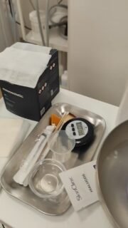 Peeling químico médico para ojeras pigmentadas y peeling químico médico en facial como parte del tratamiento de melasma.
Ponemos fototerapia para calmar la piel después de realizarlo 🎇
La paciente complementa el tratamiento con un contorno de ojos despigmentante y protección solar de Naqua.
En unos días la valoraremos y seguiremos pautando el tratamiento a realizar ( tratamiento oral previo a tratamiento láser)
El melasma es una enfermedad que requiere de tratamientos combinados para tratarla de forma óptima.
Si es tu caso, pide tu cita de valoración sin coste con nuestro doctor y comenzamos cuanto antes, es un tratamiento de fondo pero con muy buenos resultados 🤎
Te esperamos en C/ Dinastía Músicos Palatin 11 frente a Viding la Rosaleda.
Agenda tu cita 📆 en el 604985625 vía WhatsApp o llamada 📲