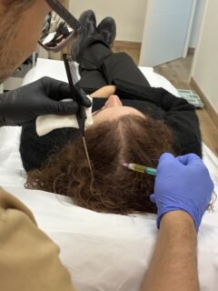 💆♀️✨ Un tratamiento diseñado para revitalizar tu cabello
Si notas tu cabello más débil, con menos densidad o en una época de caída, este procedimiento puede ayudarte a recuperar su fuerza y vitalidad.
🌿 Beneficios
✔ Fortalece la raíz
✔ Reduce la caída
✔ Mejora el grosor y la densidad
✔ Aporta brillo y vitalidad
✔ Favorece un crecimiento más saludable
📍 Clínica Belveh — Medicina Estética en Sevilla
📞 604 985 625
✨ Reserva tu valoración y te asesoramos sobre el tratamiento más adecuado para tu cabello.
⚕️ Los resultados pueden variar según cada paciente. Siempre recomendamos valoración médica previa.