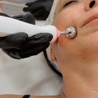 ✨ Limpieza facial profunda que tu piel nota desde la primera sesión 

AquaPure es uno de los tratamientos faciales más buscados para mejorar la textura de la piel, aportar luminosidad y mantener el rostro limpio, hidratado y equilibrado.
Combina limpieza profunda, exfoliación suave, extracción y activos personalizados para cuidar la piel sin agredirla.

Ideal para:
✔️ Piel apagada o deshidratada
✔️ Poros visibles
✔️ Mantenimiento mensual del cuidado facial
✔️ Preparar la piel antes de otros tratamientos estéticos

📍 Clínica Belveh · Medicina Estética en Sevilla
📞 604 985 625

💬 Déjanos un comentario si tú también buscas una piel más luminosa y cuidada.

⚕️ Los resultados pueden variar según cada paciente. Es necesaria valoración médica previa.