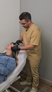 ✨ Inductores de colágeno ✨

Hablemos con rigor científico sobre los inductores de colágeno. 👩‍⚕️🩺

Es común sentir incertidumbre ante tratamientos inyectables, pero la evidencia clínica nos da la tranquilidad necesaria:

👀¿Se verá artificial? No. No es un implante de volumen, es una señal química para que tu piel se regenere a sí misma. El resultado es tu propia dermis, pero más densa.

🛟¿Es seguro? Empleamos sustancias reabsorbibles y biocompatibles, con un perfil de seguridad excelente en manos médicas expertas.

⌛¿Cuándo veré el cambio? Al ser un proceso biológico de síntesis proteica, los resultados óptimos se aprecian a partir de las 4-8 semanas, garantizando una transición estética natural.

La elegancia de la medicina estética reside en la sutileza de los cambios fundamentados en la biología. 🏥✨

#inductoresdecolágeno